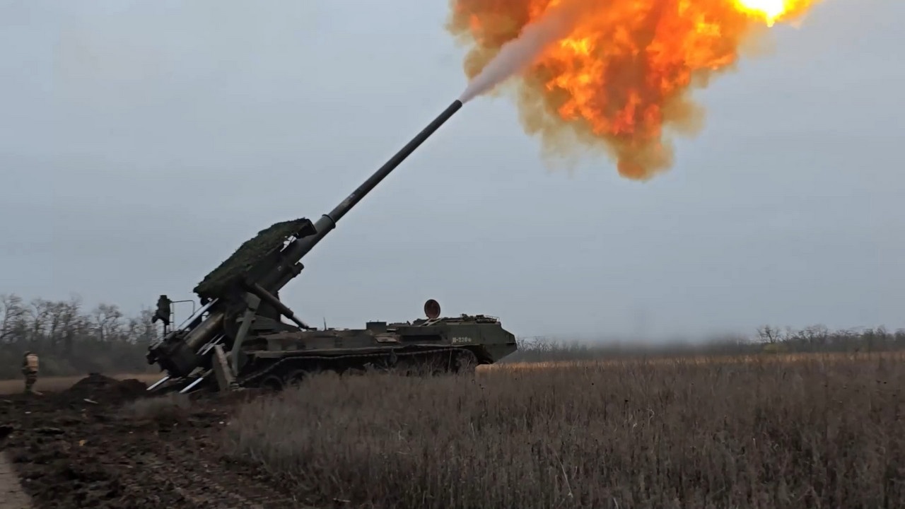 Огонь ведёт артиллерийский расчёт САУ «Малка». Красноармейское направление.