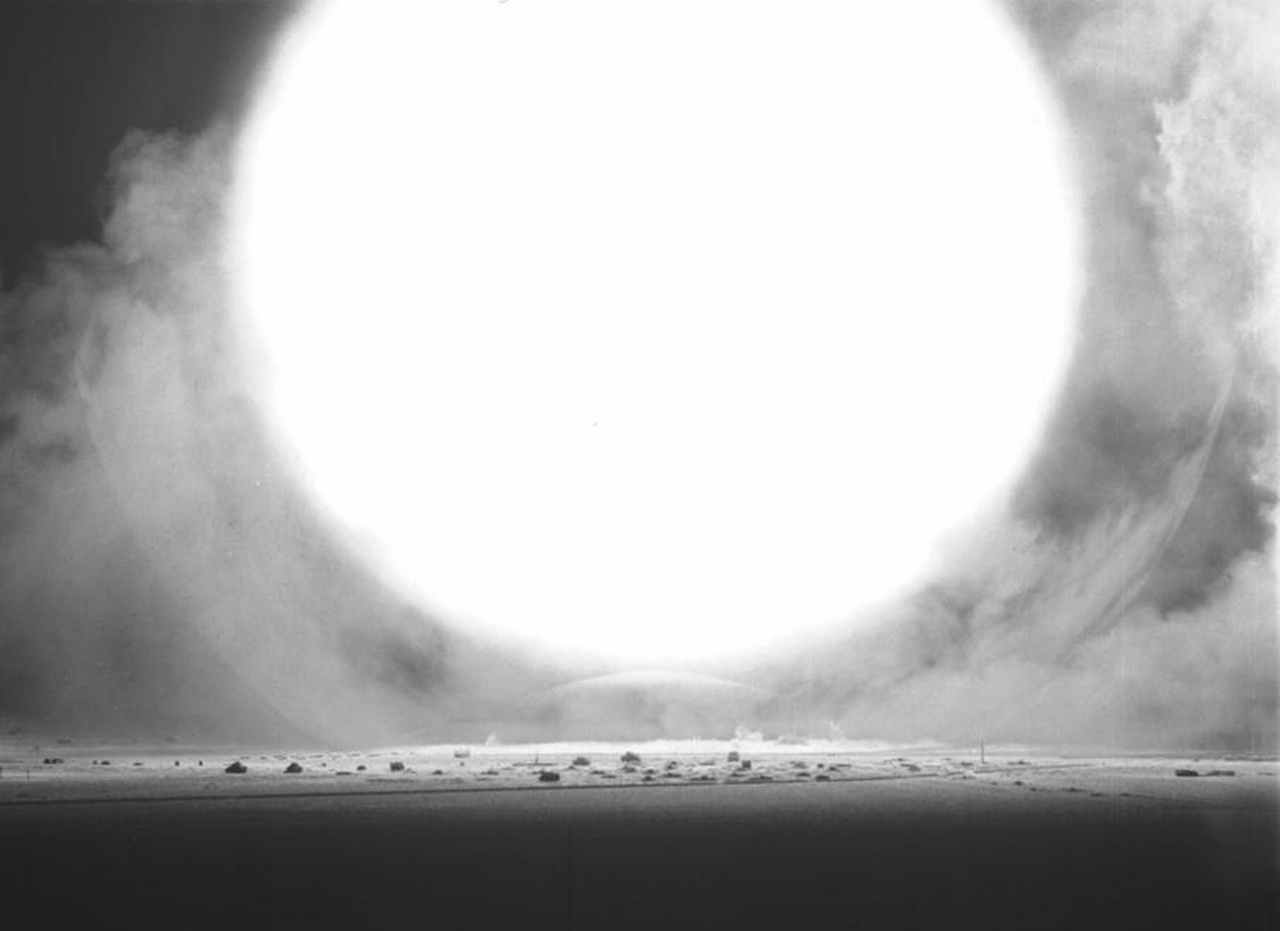 Ослепляющая и обжигающая вспышка атмосферного атомного взрыва - это в основном нагретый светящийся воздух.