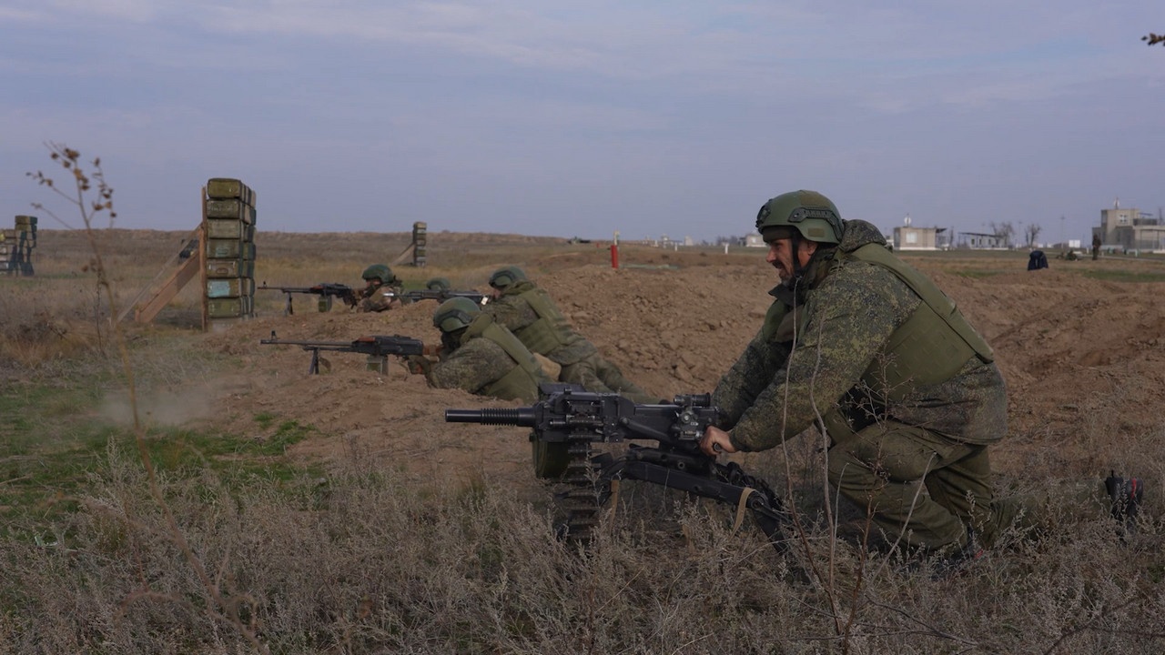 Военнослужащие ЮВО отработали оборону опорного пункта и уничтожили пехоту с бронетехникой условного противника.