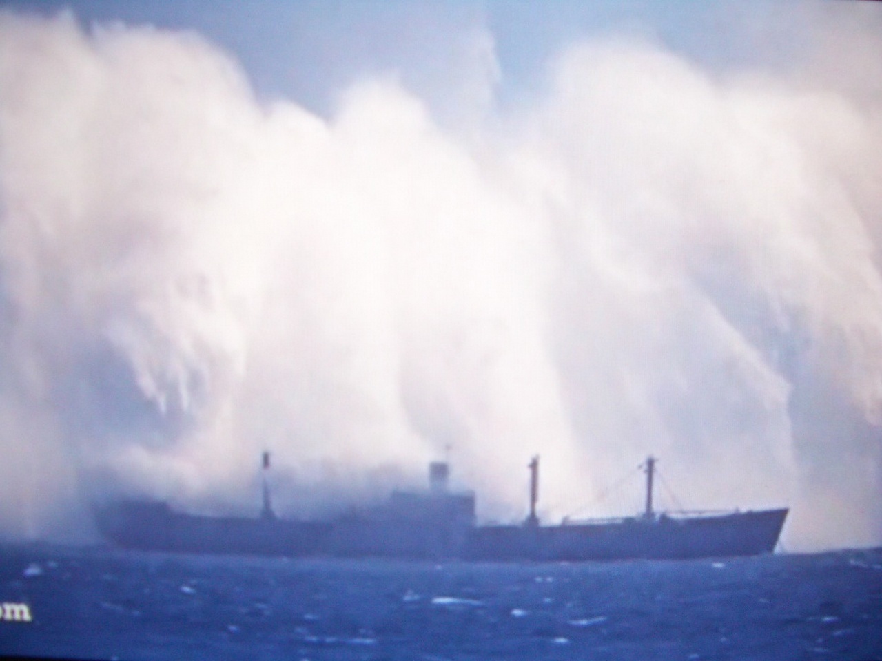 Формирование базисной волны после подводного ядерного взрыва. Более опасны гравитационные волны, похожие на цунами. 