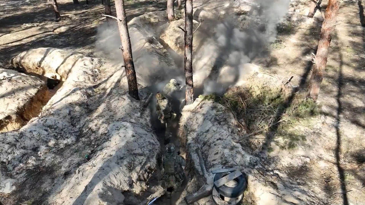 Штурмовые подразделения совершенствуют навыки взятия опорных пунктов в тыловом районе СВО.