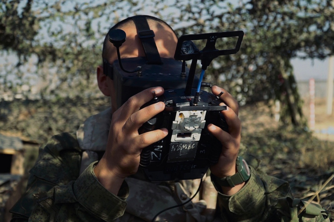 Российские дроноводы совершенствуют навыки пилотирования в Таджикистане.