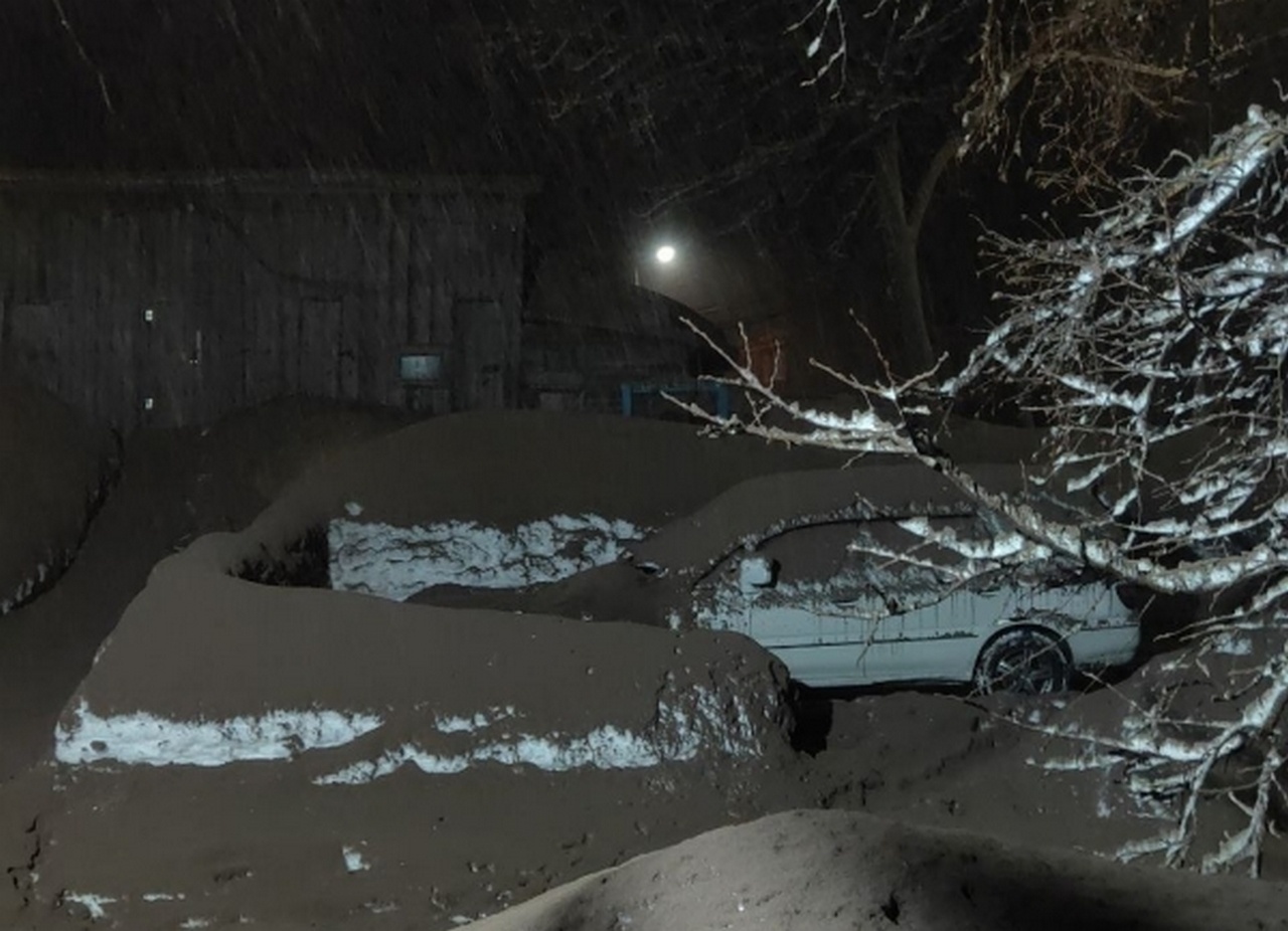 Территория, покрытая пеплом в результате извержения вулкана Шивелуч в Усть-Камчатском районе.