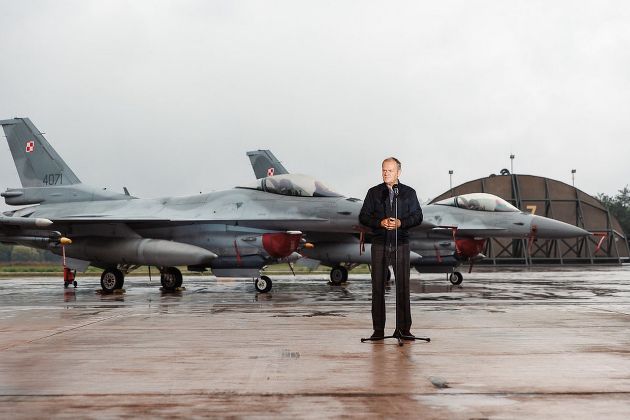 Туск потускнел на фоне огромных военных закупок.