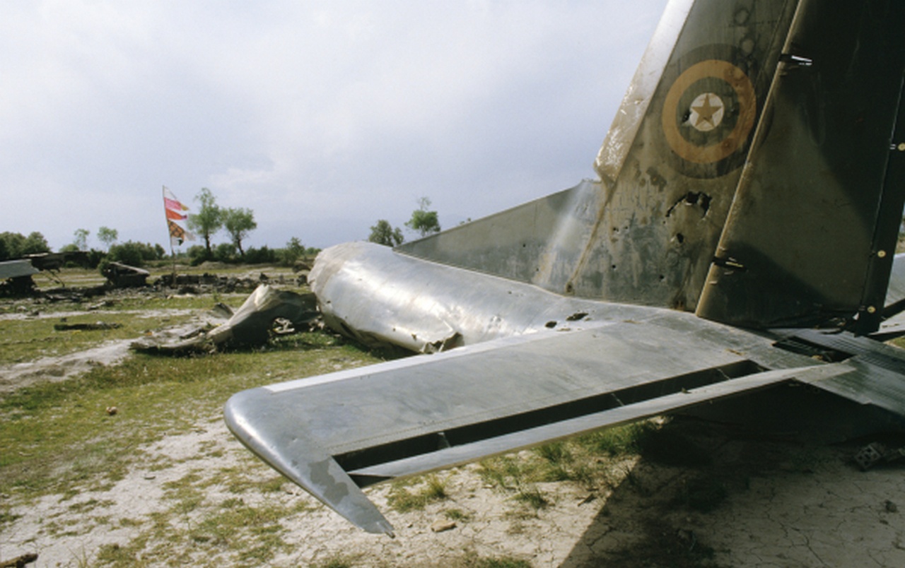 Обломки афганского транспортного самолёта, сбитого ракетой «Стингер», в результате погибло 40 человек.
