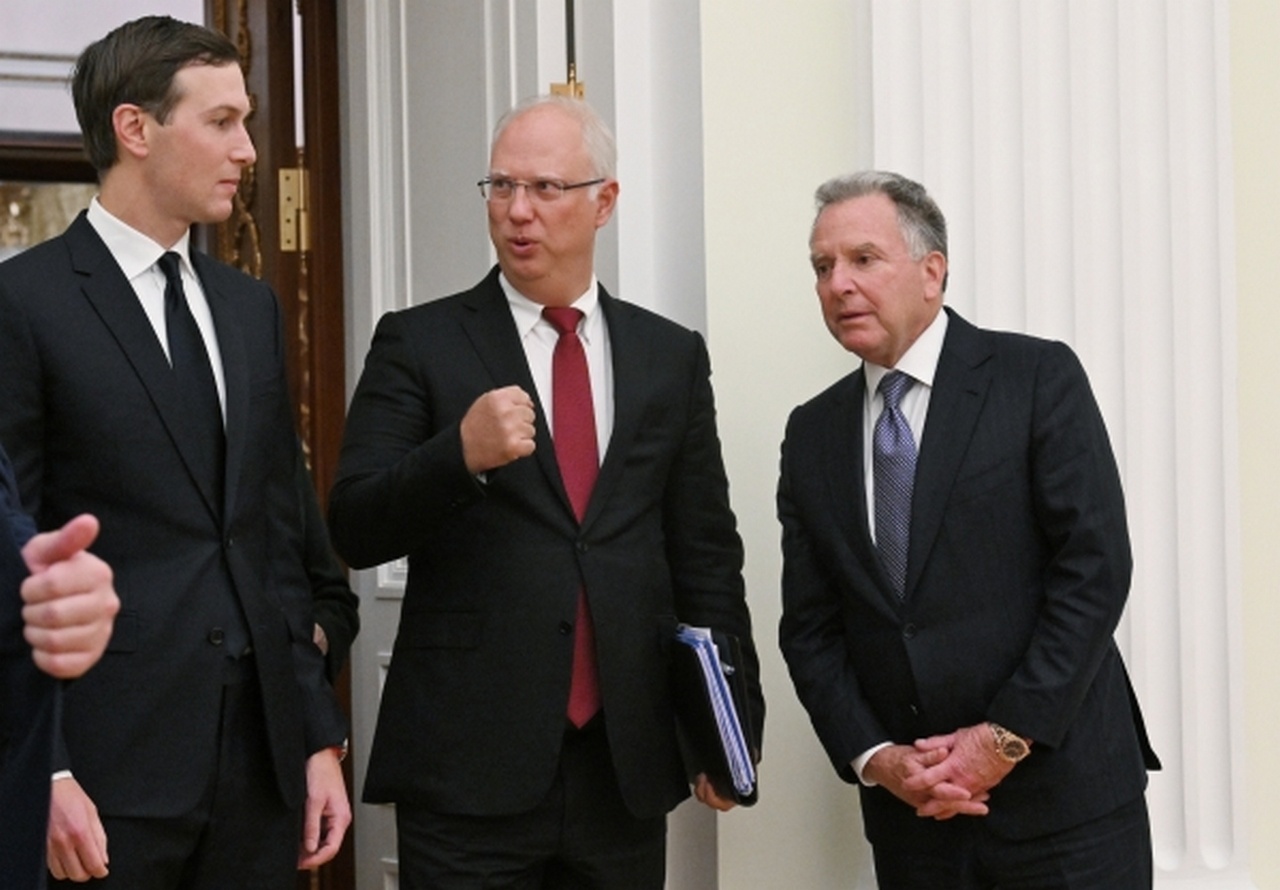 Джаред Кушнер, Кирилл Дмитриев и Стивен Уиткофф (слева направо) перед началом встречи с президентом РФ Владимиром Путиным.