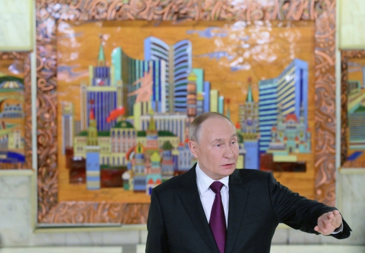 Лучше всего - отрезать Украине выход в Чёрное море.