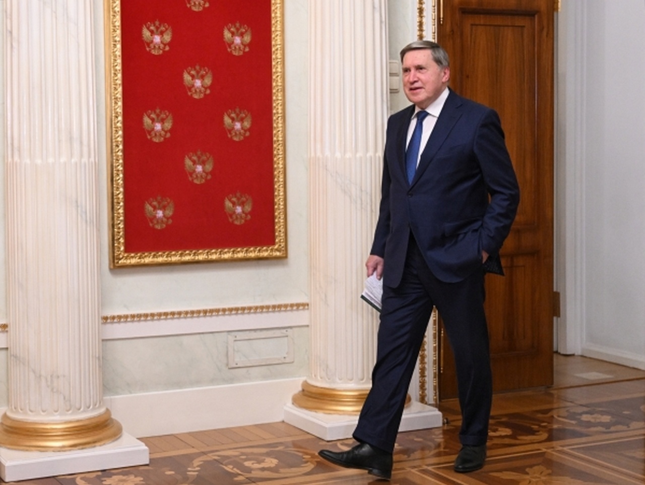 Помощник президента РФ Юрий Ушаков перед началом пресс-подхода после встречи президента РФ Владимира Путина и спецпосланника президента США Стивена Уиткоффа, 2 декабря 2025 г.