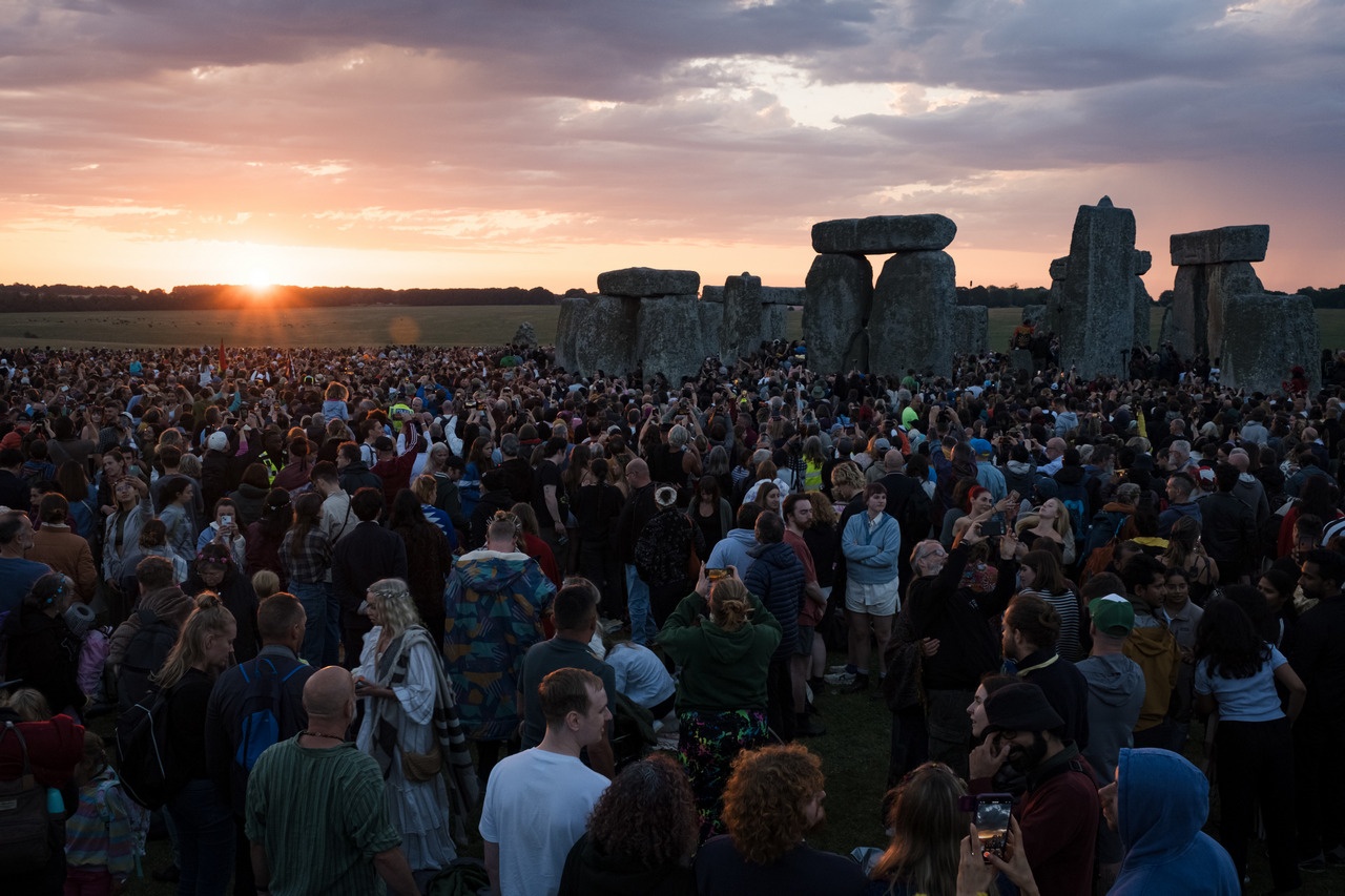 Тысячи людей посетили ежегодный фестиваль и наблюдали восход солнца в Стоунхендже, празднуя летнее солнцестояние, 21 июня 2025 г.