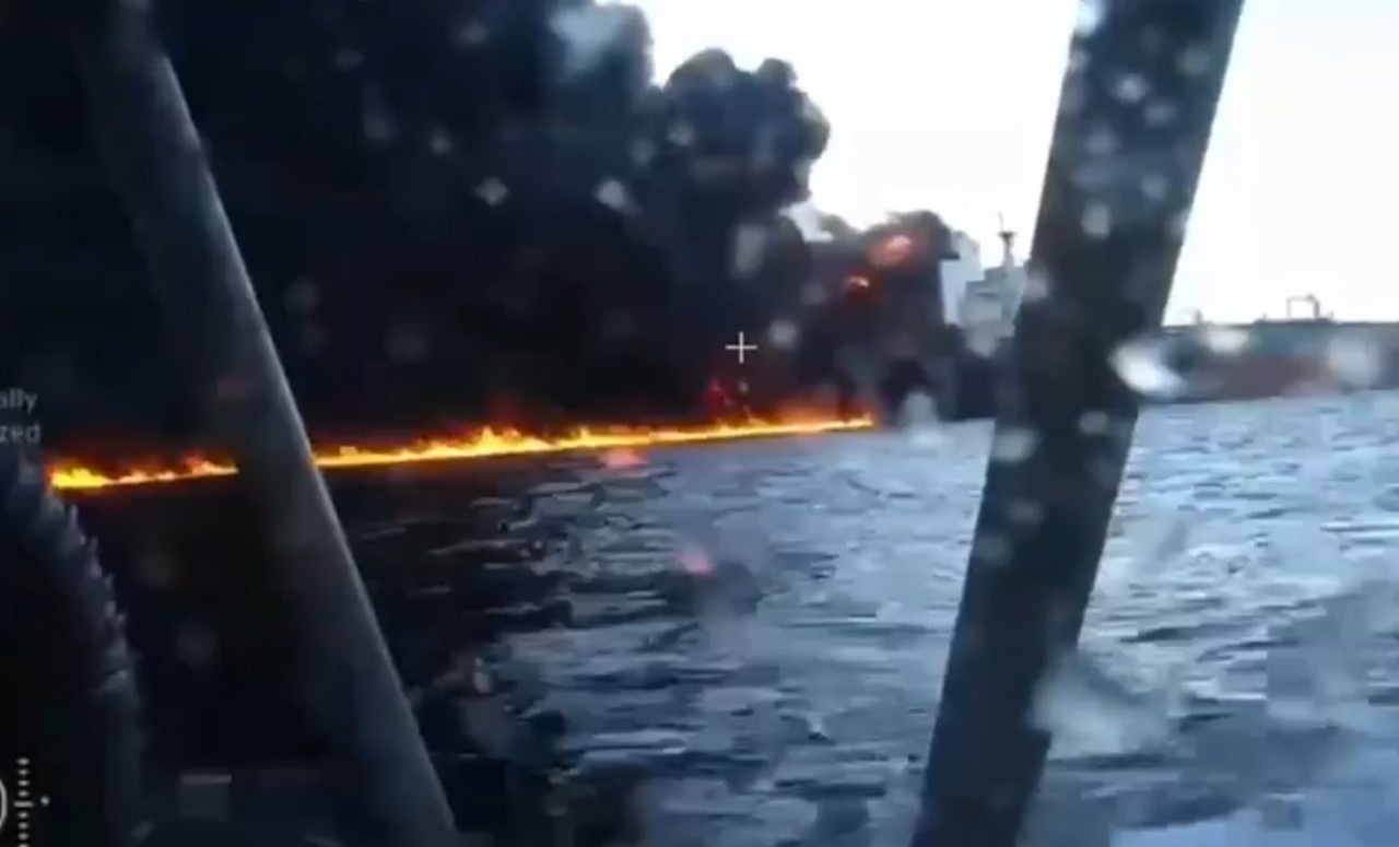 Украинские безэкипажные катера атаковали танкеры, идущие в Россию.