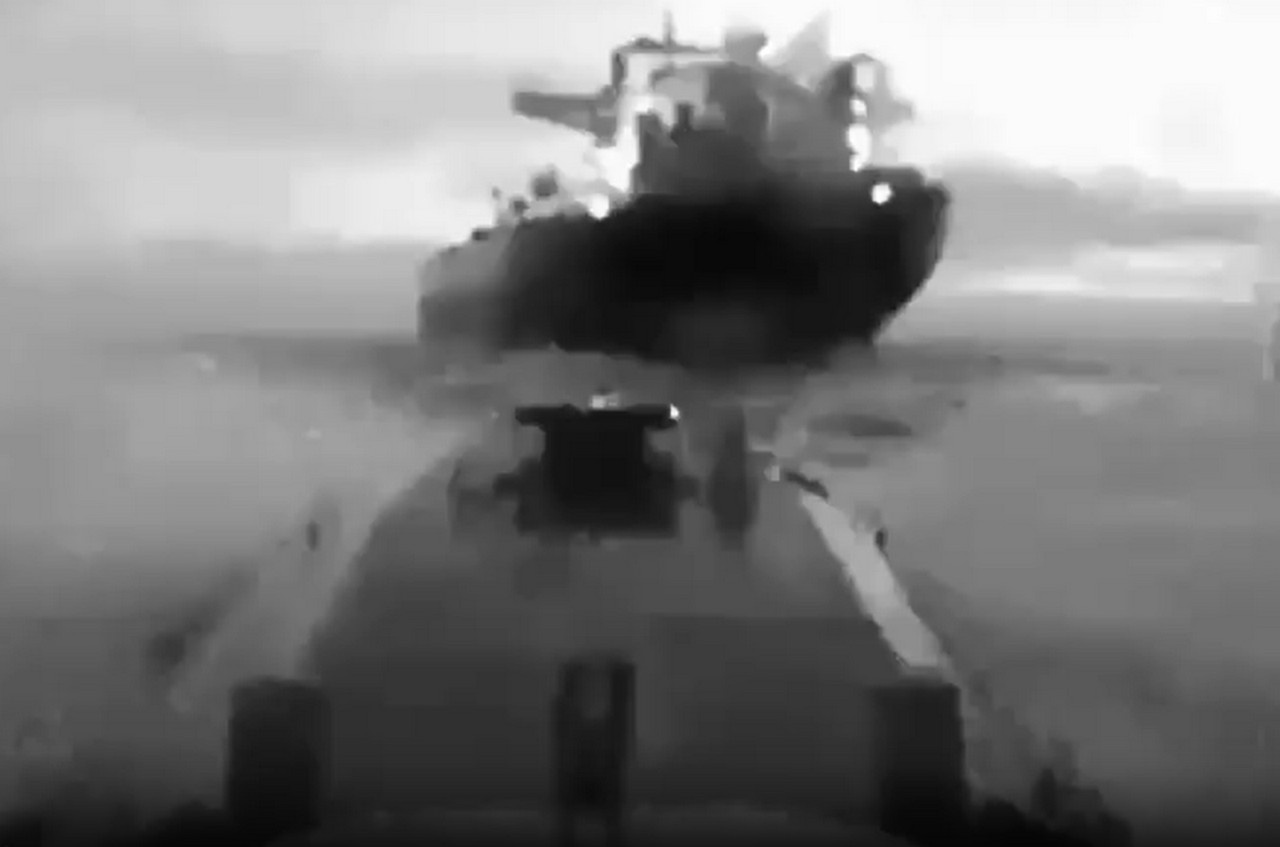 Атака на танкер, снятая камерой безэкипажного дрона.