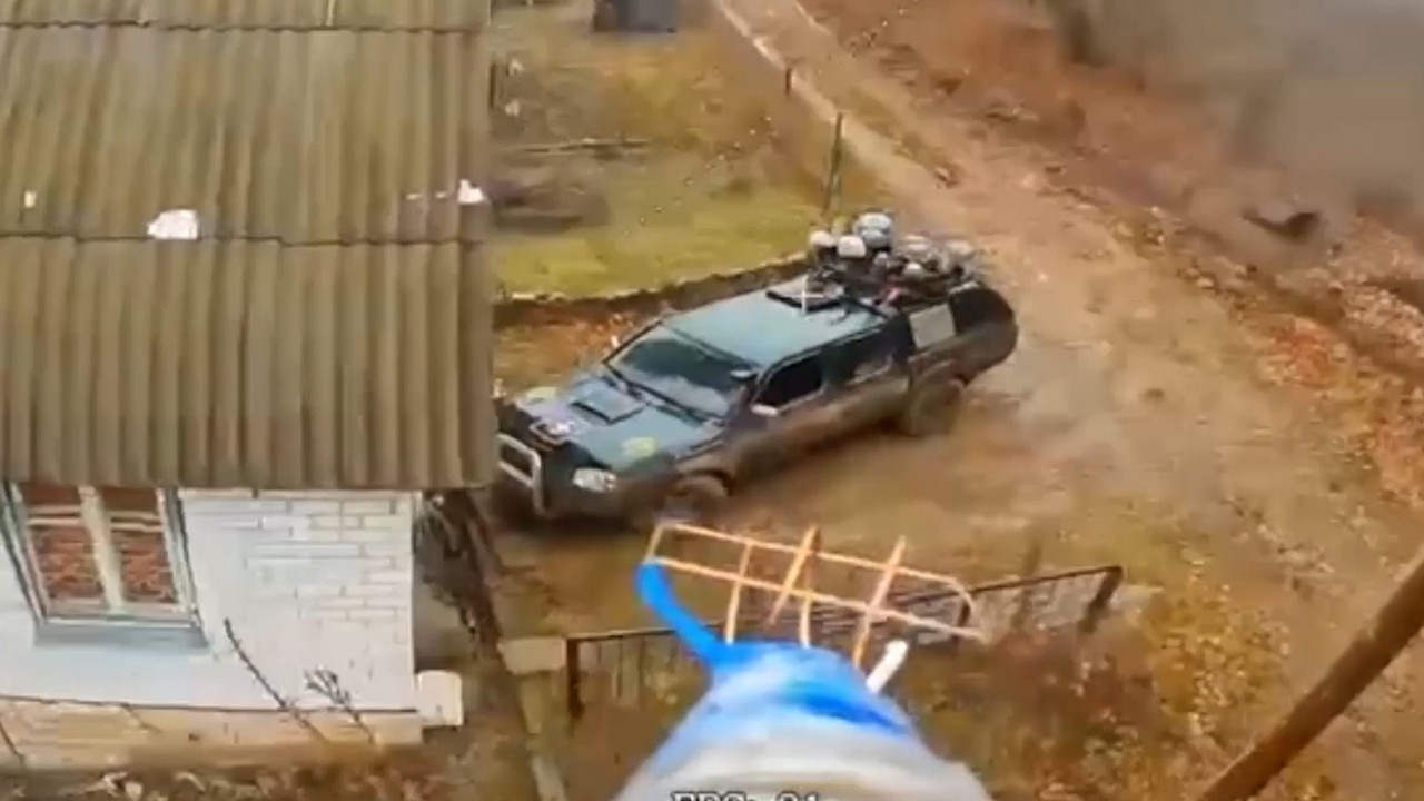 Российские БПЛА сорвали ротацию противника и уничтожили пикап ВСУ в Харьковской области.