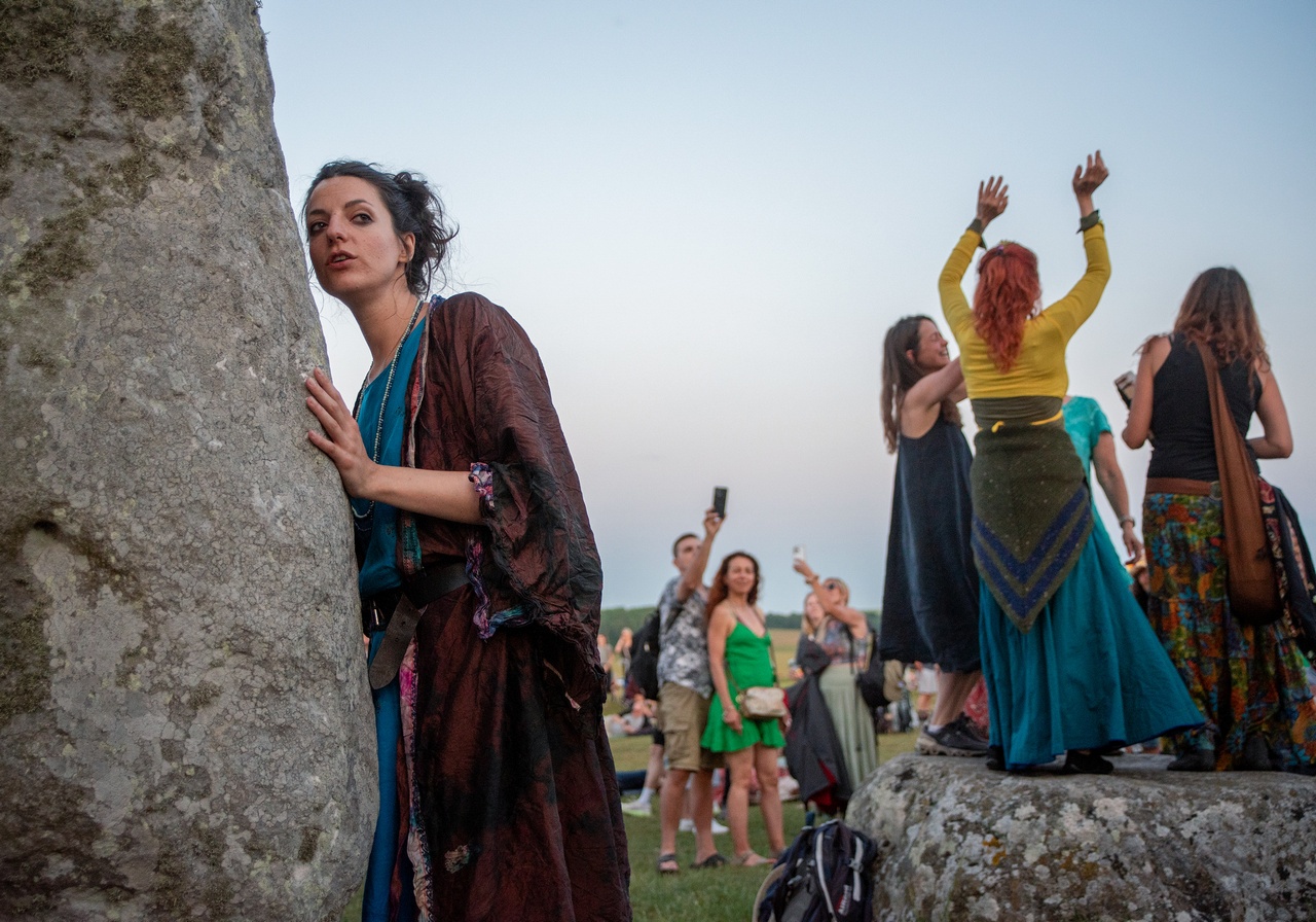 Люди обрабатывали камни и поклонялись им.