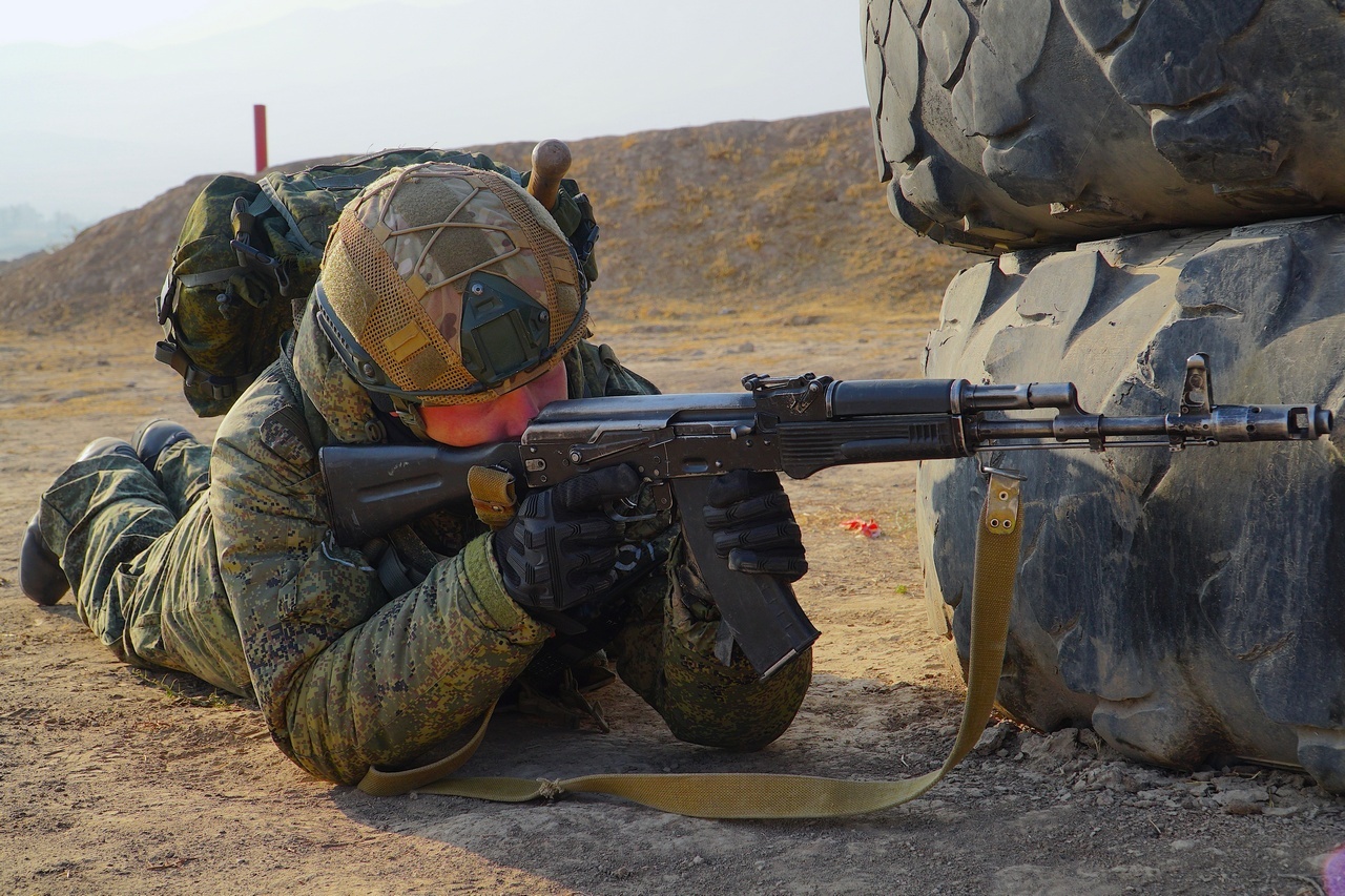 Российские разведчики отработали поиск и захват опорного пункта условного противника в Таджикистане.