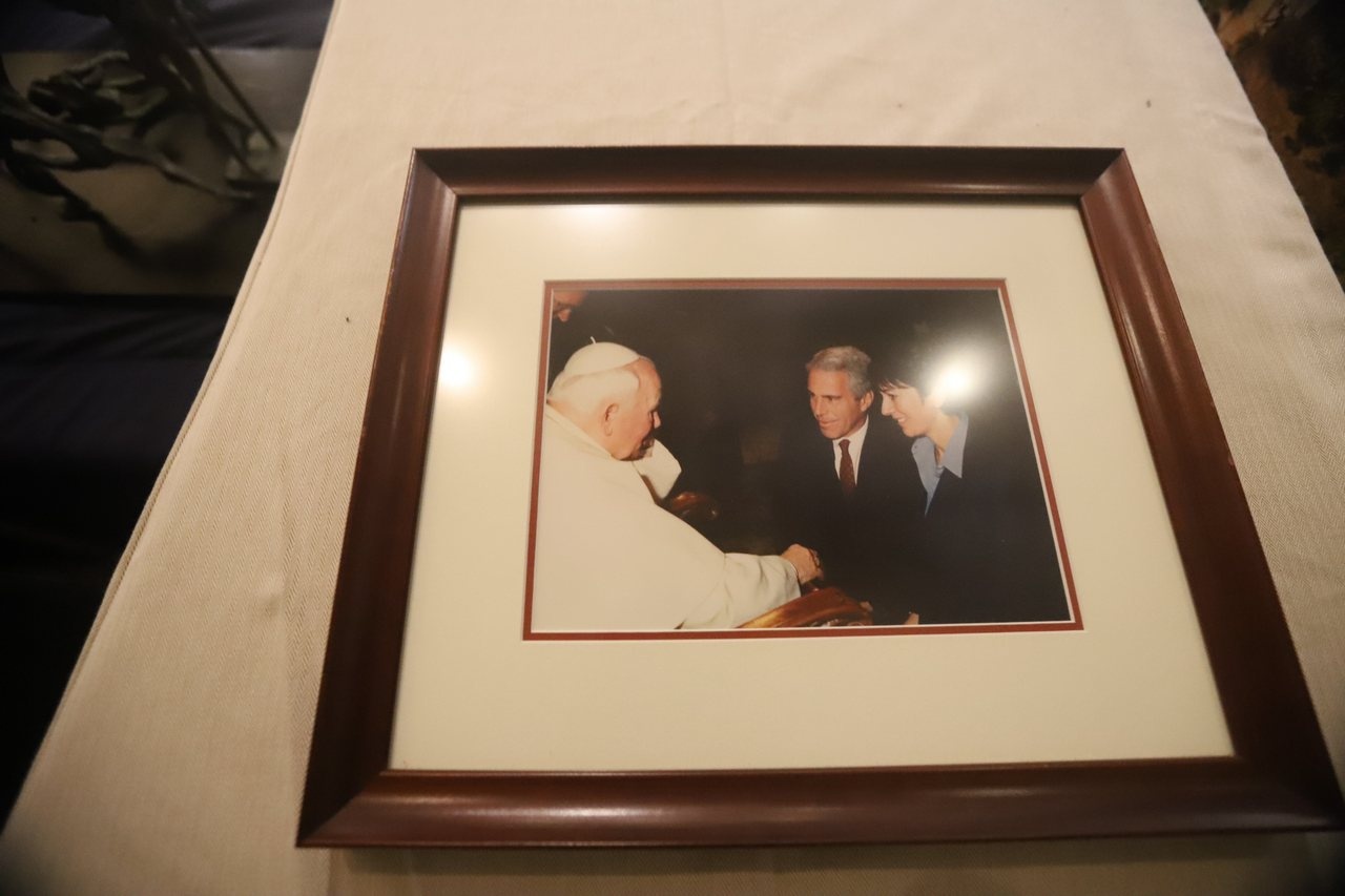 На фото: Джеффри Эпштейн и Гислен Максвелл (его спутница-подельница) получают индульгенцию у Папы Римского Иоанна Павла II.