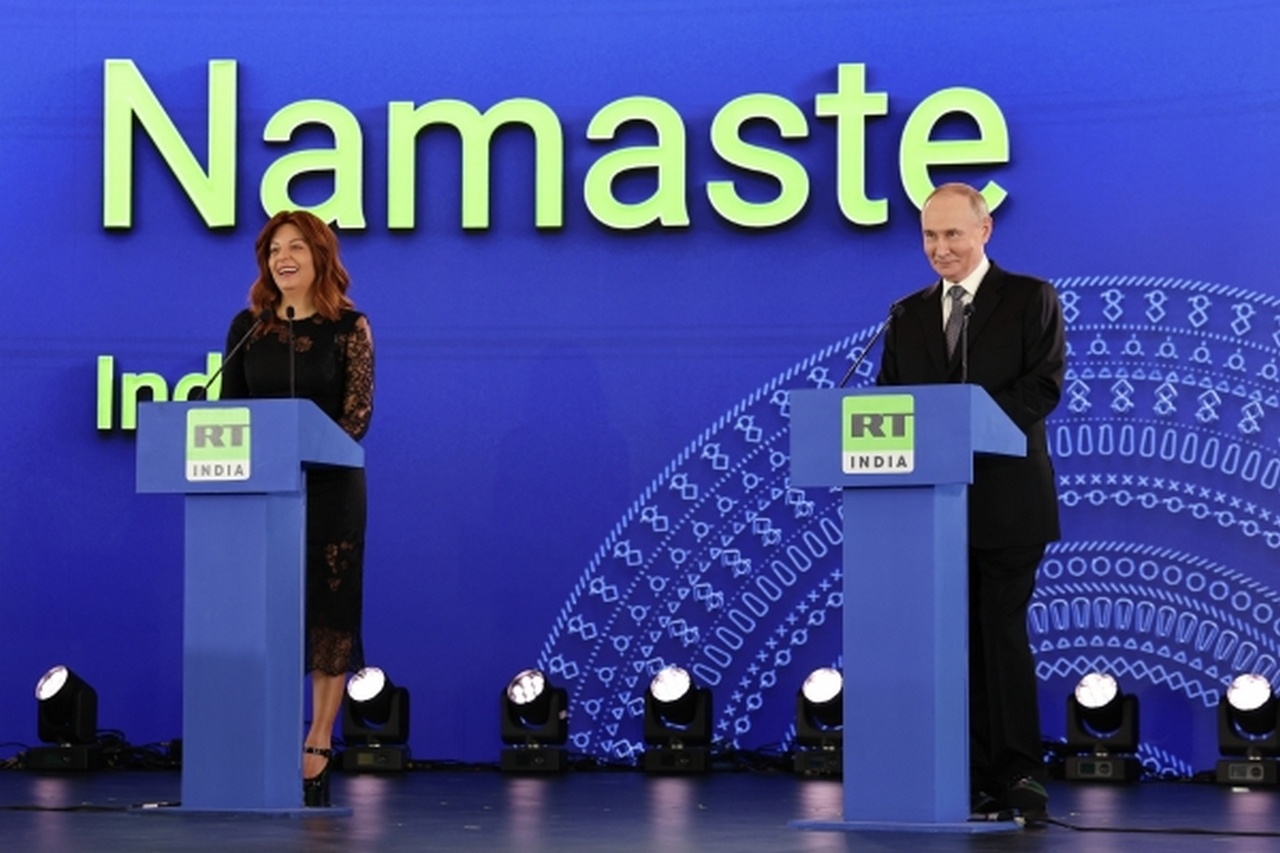 Президент РФ Владимир Путин и главный редактор телеканала RT и медиагруппы «Россия сегодня» Маргарита Симоньян на церемонии запуска вещания телеканала RT India в Нью-Дели.