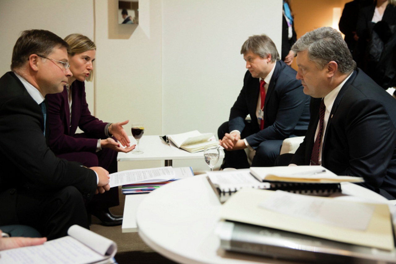 Уже высокий представитель ЕС по иностранным делам и политике безопасности Федерика Могерини и уже президент Украины Пётр Порошенко легко нашли общий антироссийский язык, 2017 г.