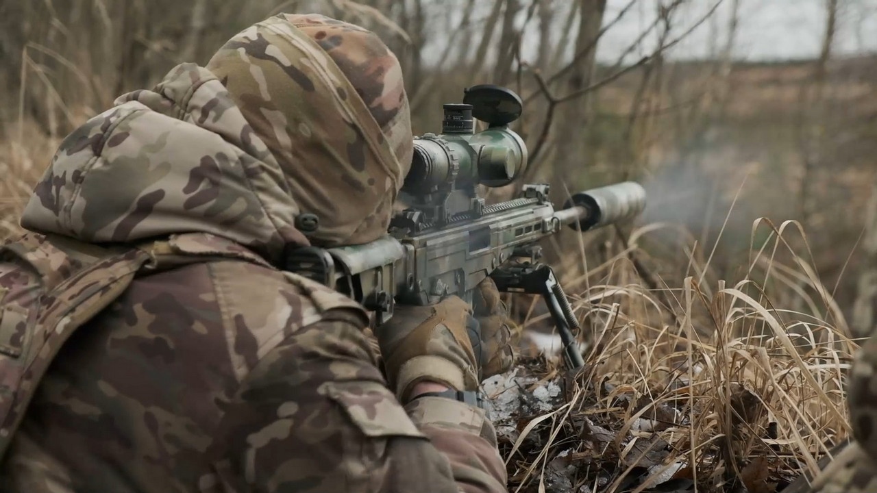 В Новосибирской области отработали стрельбу в сложных условиях военнослужащие снайперских пар из состава соединения специального назначения Центрального военного округа.