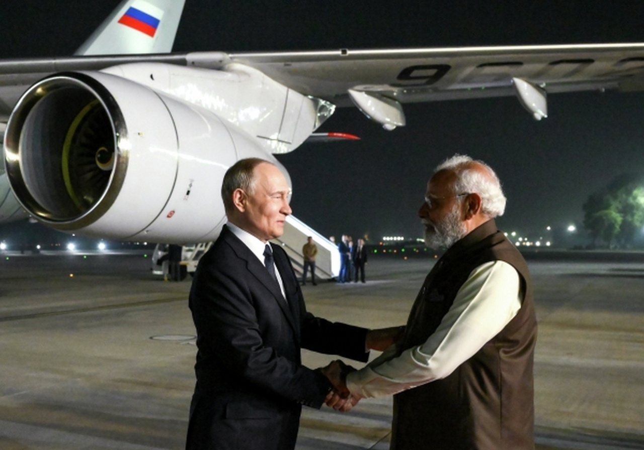 Нарендра Моди встречает Владимира Путина на авиабазе ВВС Индии Палам.