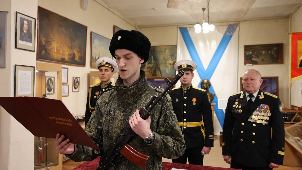 Новобранцы подразделения охраны Балтийской военно-морской базы приняли Военную присягу.
