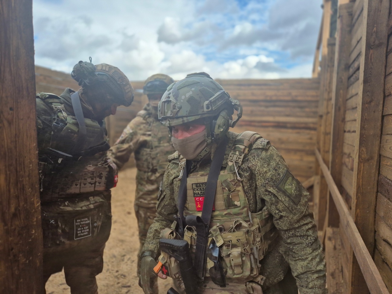 С военнослужащими, заключившими первый контракт, провели учения по штурму зданий на полигоне ЮВО.