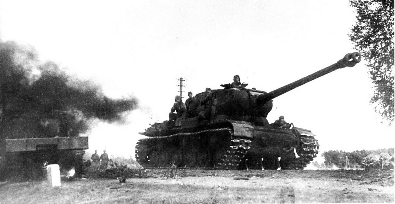 Танк ИС-2 с десантом на борту движется по Рижскому шоссе, сентябрь-октябрь 1944 г.