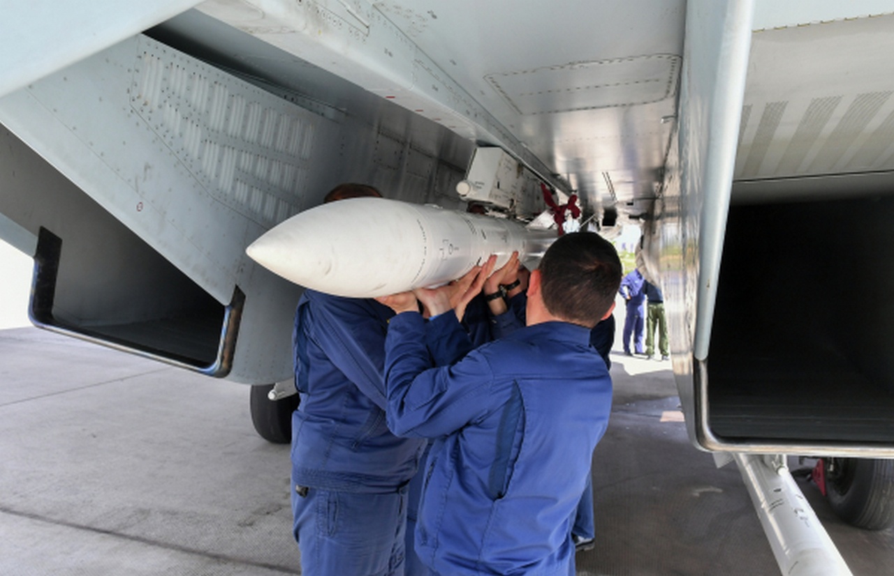 Техники подвешивают ракету класса «воздух-воздух» Р-77 на истребитель, задействованный в СВО. 