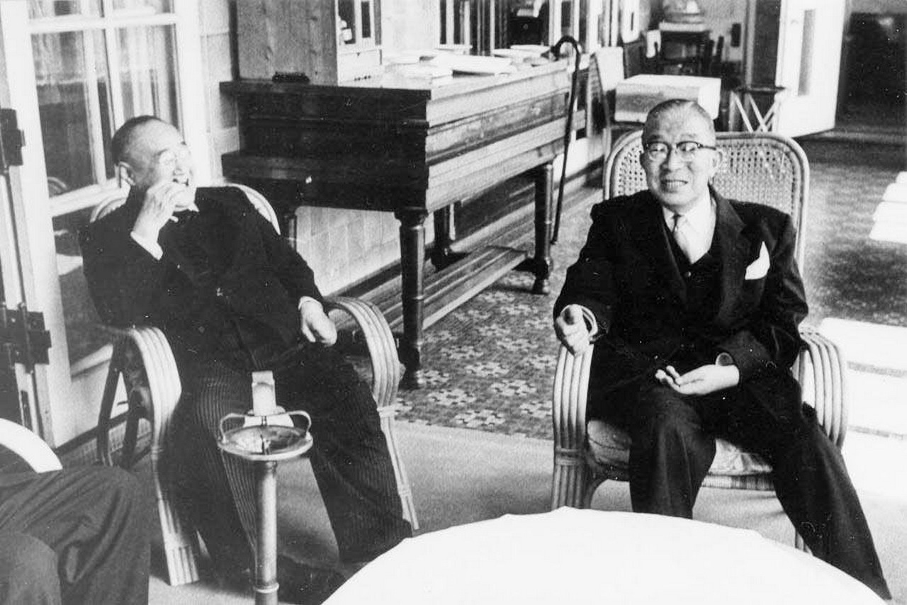 Премьер-министр Японии Сигэру Ёсида (слева) встречается с будущим премьер-министром Итиро Хатоямой, начало 1950-х годов.