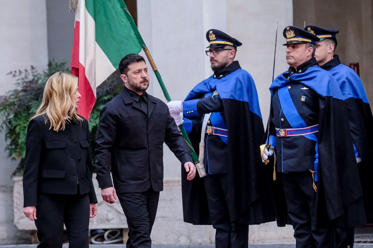 Зеленский, рассекая по всему миру, дурит американцев (как он думает).