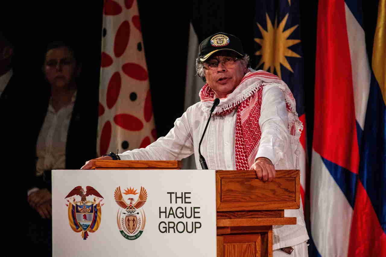 Густаво Петро носит арабский платок и осуждает США.