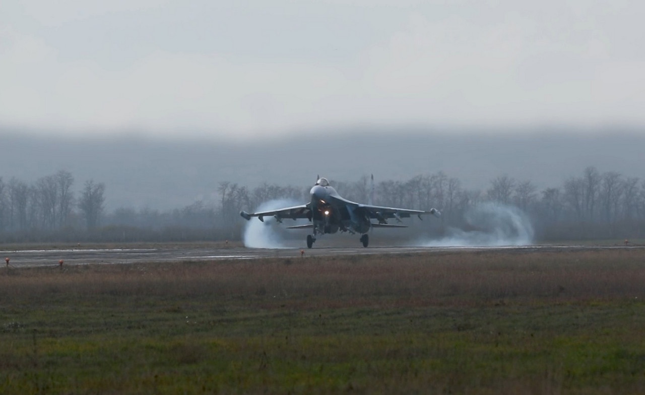 Экипаж истребителя Су-35С выполнил боевое дежурство в зоне СВО.