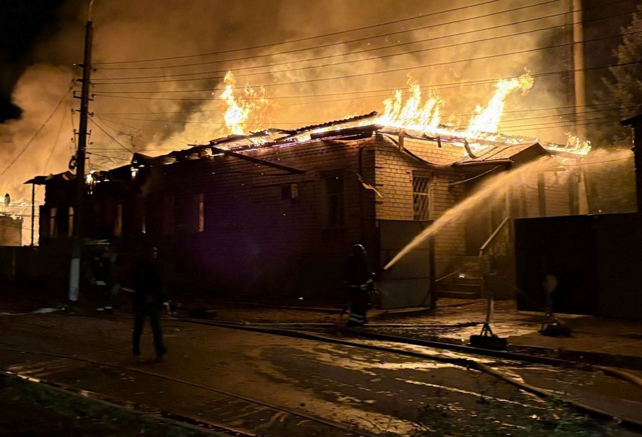 Пожар на промышленном объекте в Черниговской области после ночной российской атаки.