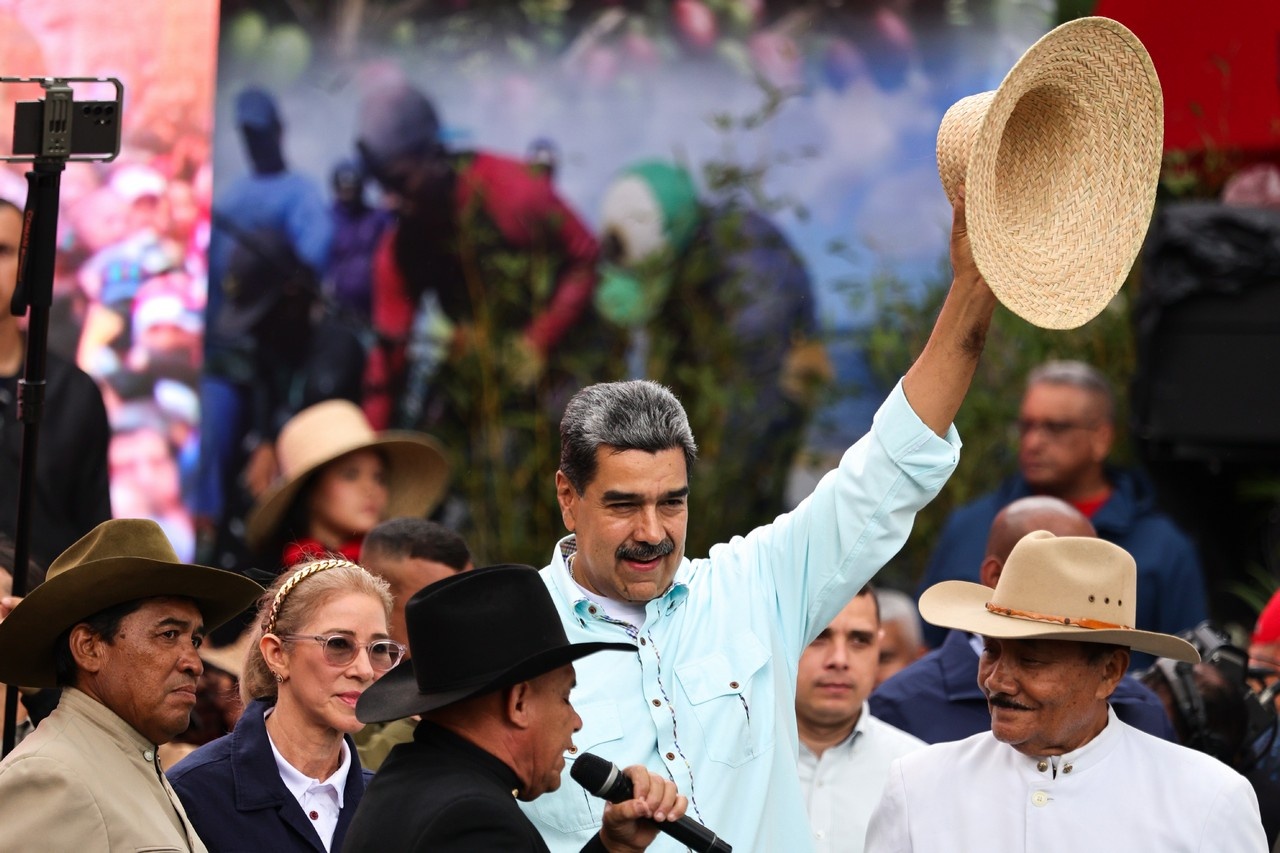 Президент Венесуэлы Николас Мадуро поёт песни на митингах с призывами к миру.