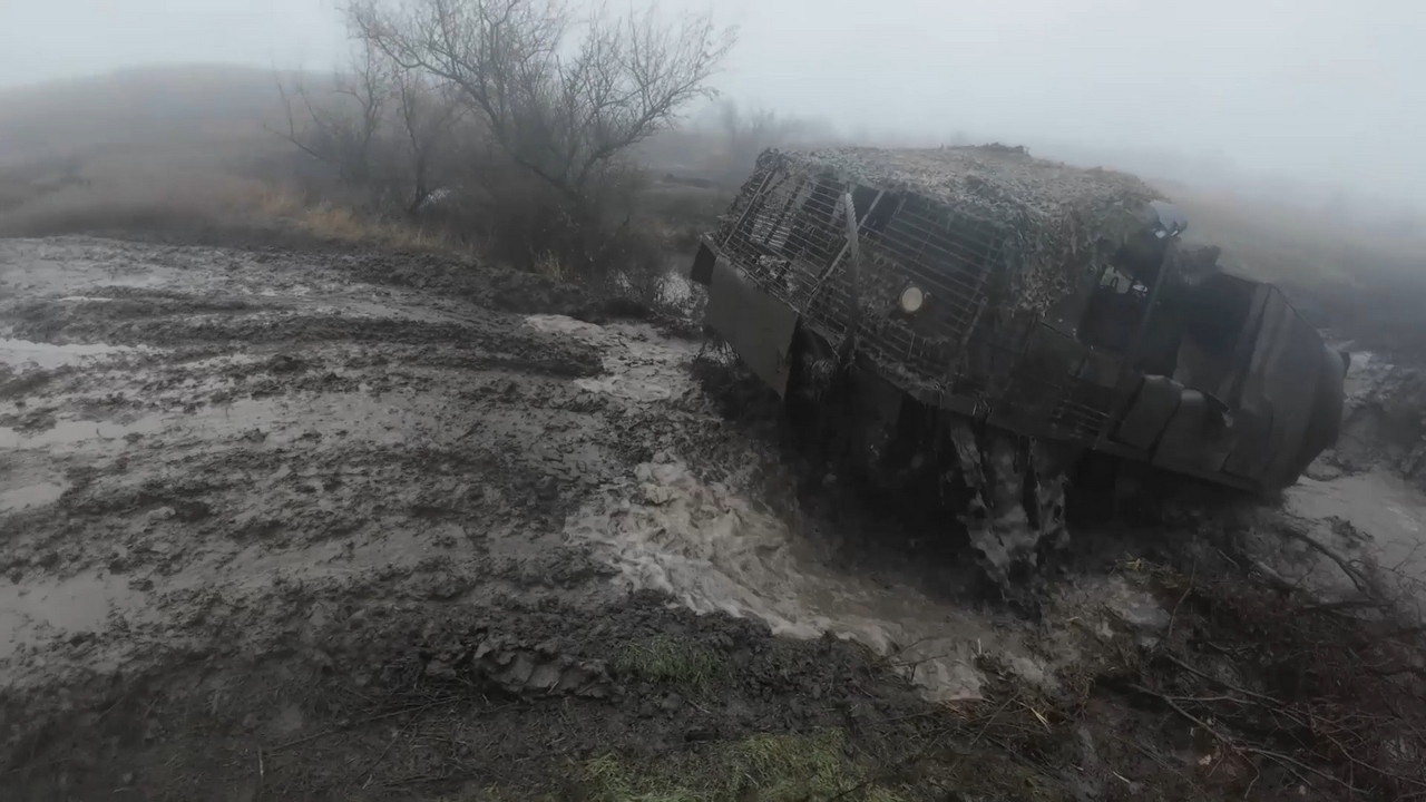 Экипажи МТЛБ группировки войск «Центр» отрабатывают вождение на полигоне в тыловом районе СВО.