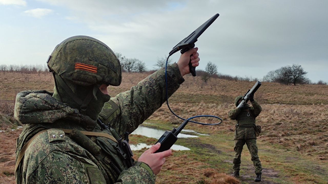 Специалисты РЭБ Балтийского флота прикрыли военные объекты от беспилотников условного противника.