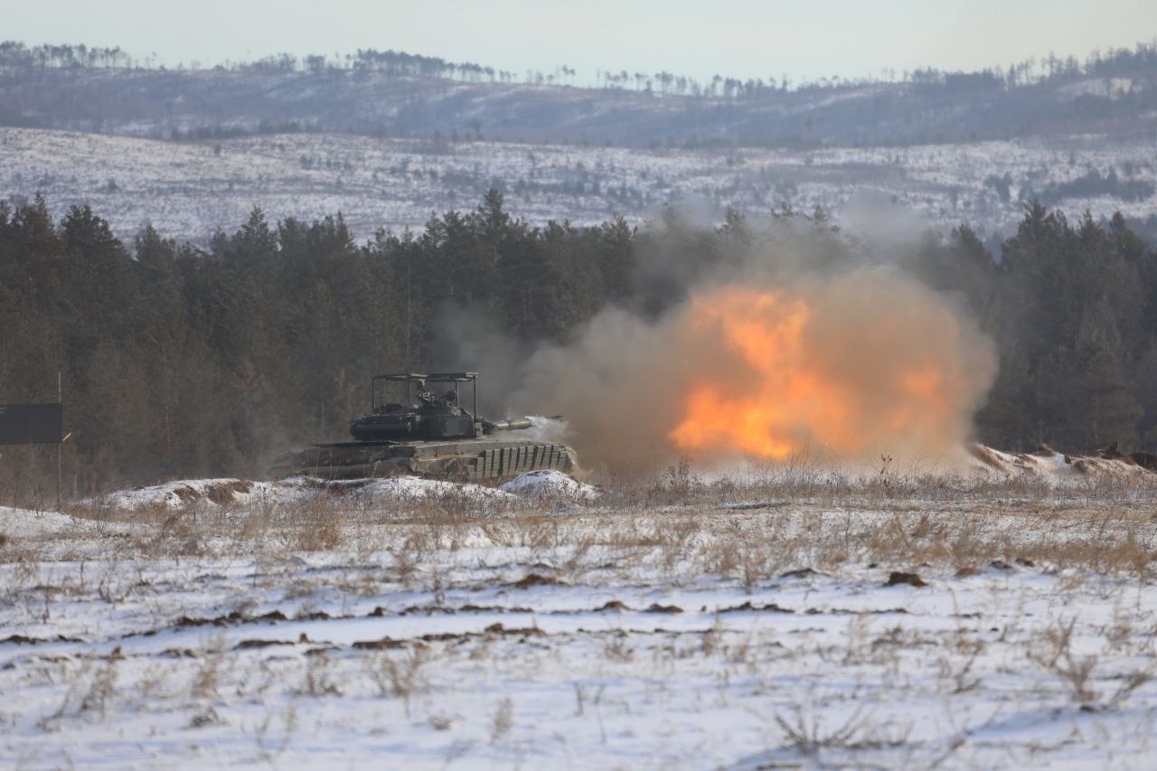 Экипажи танков Т-72 ВВО выполняют огневые упражнения. Забайкалье.
