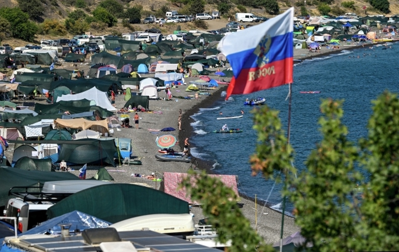 Отдыхающие на берегу Крыма, 2025 г.