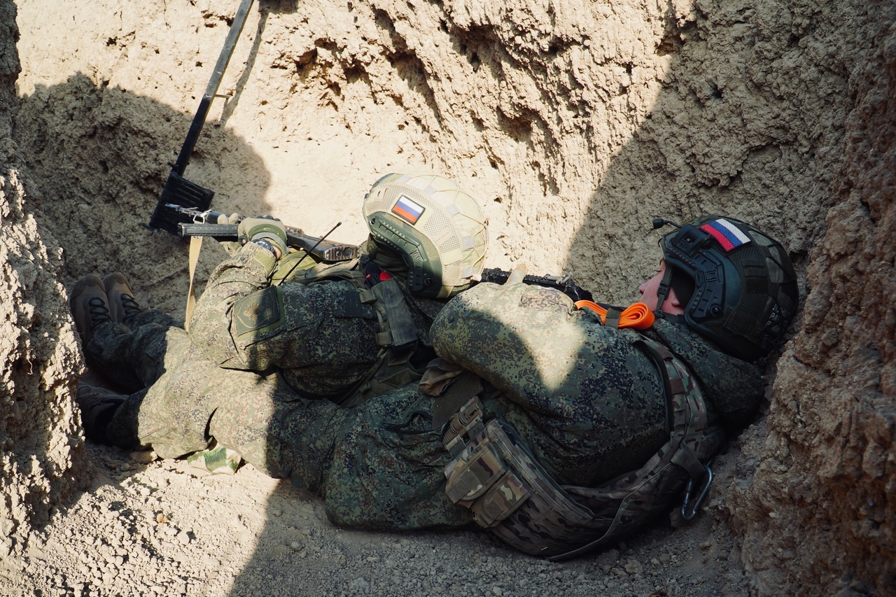 Учебный штурм опорного пункта на полигоне в Таджикистане.