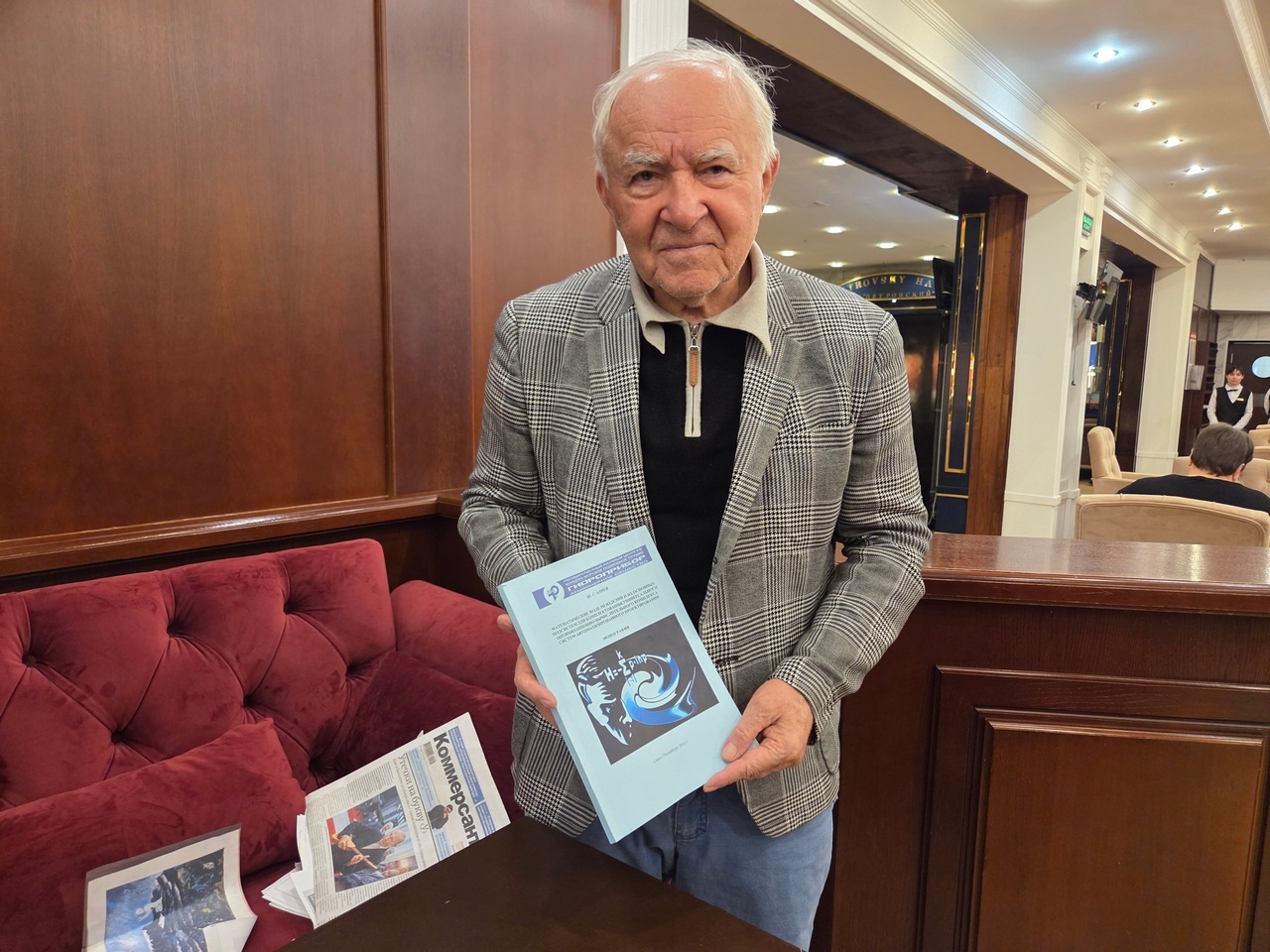 Шамиль Алиев со своей новой монографией.