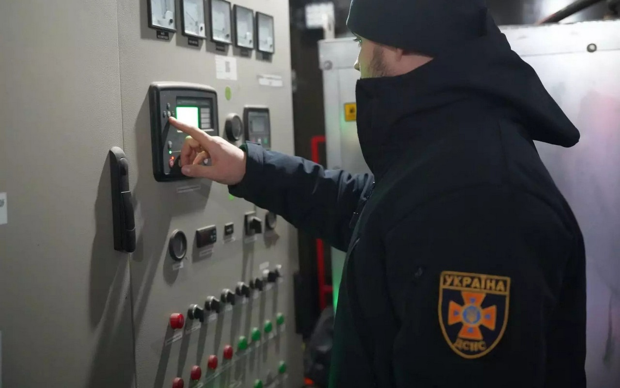 Подразделения ГСЧС из регионов Украины обеспечивают Одессу резервным электропитанием.