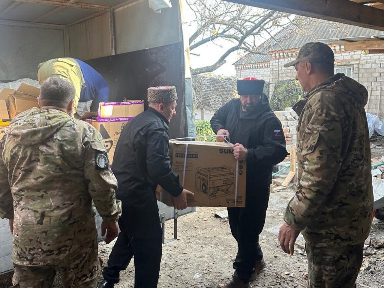 Кубанские казаки доставили участникам СВО продуктовые наборы и генераторы для обеспечения быта.