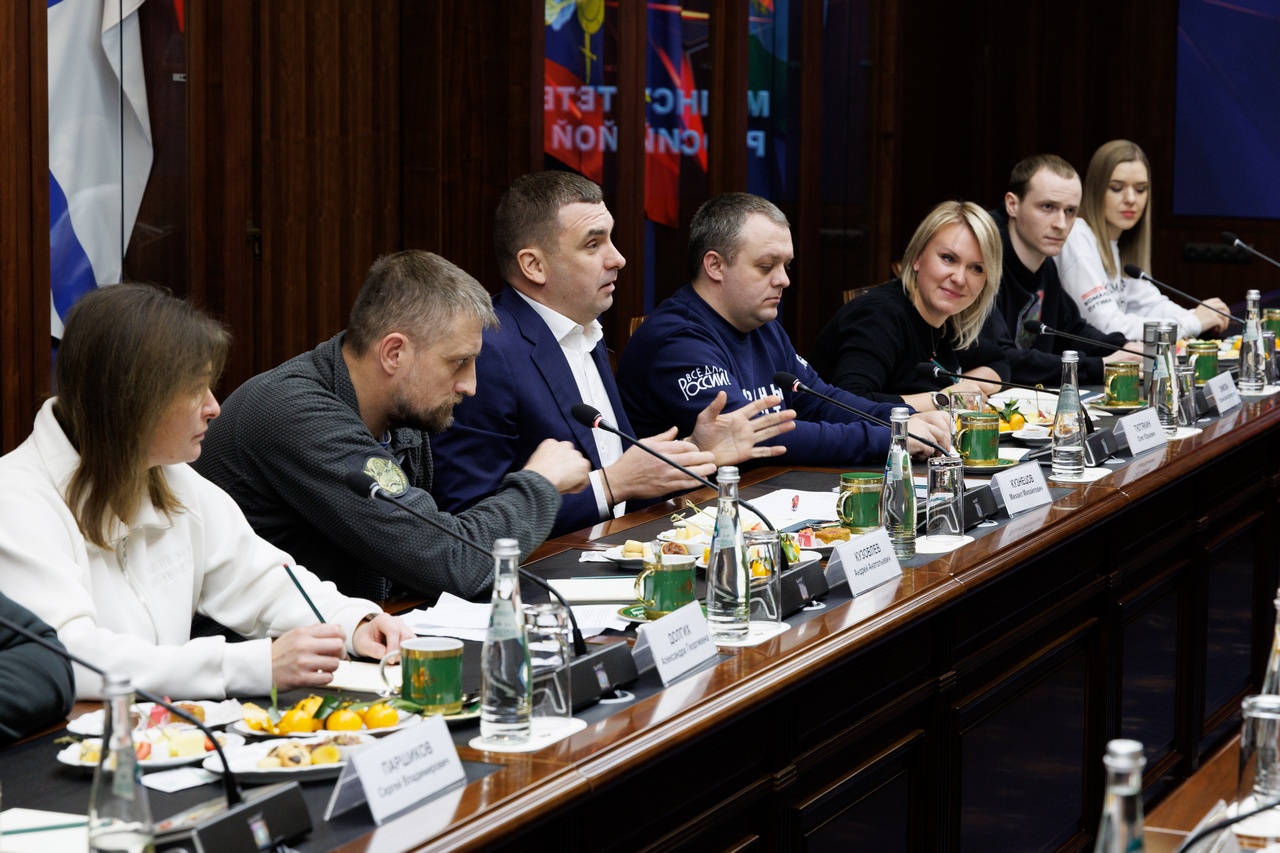 Волонтёры на встрече с министром обороны.