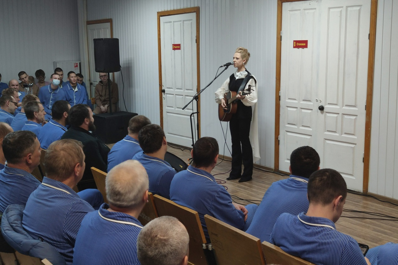 Заслуженная артистка России Юта выступила перед военнослужащими - участниками СВО в госпитале на Урале.
