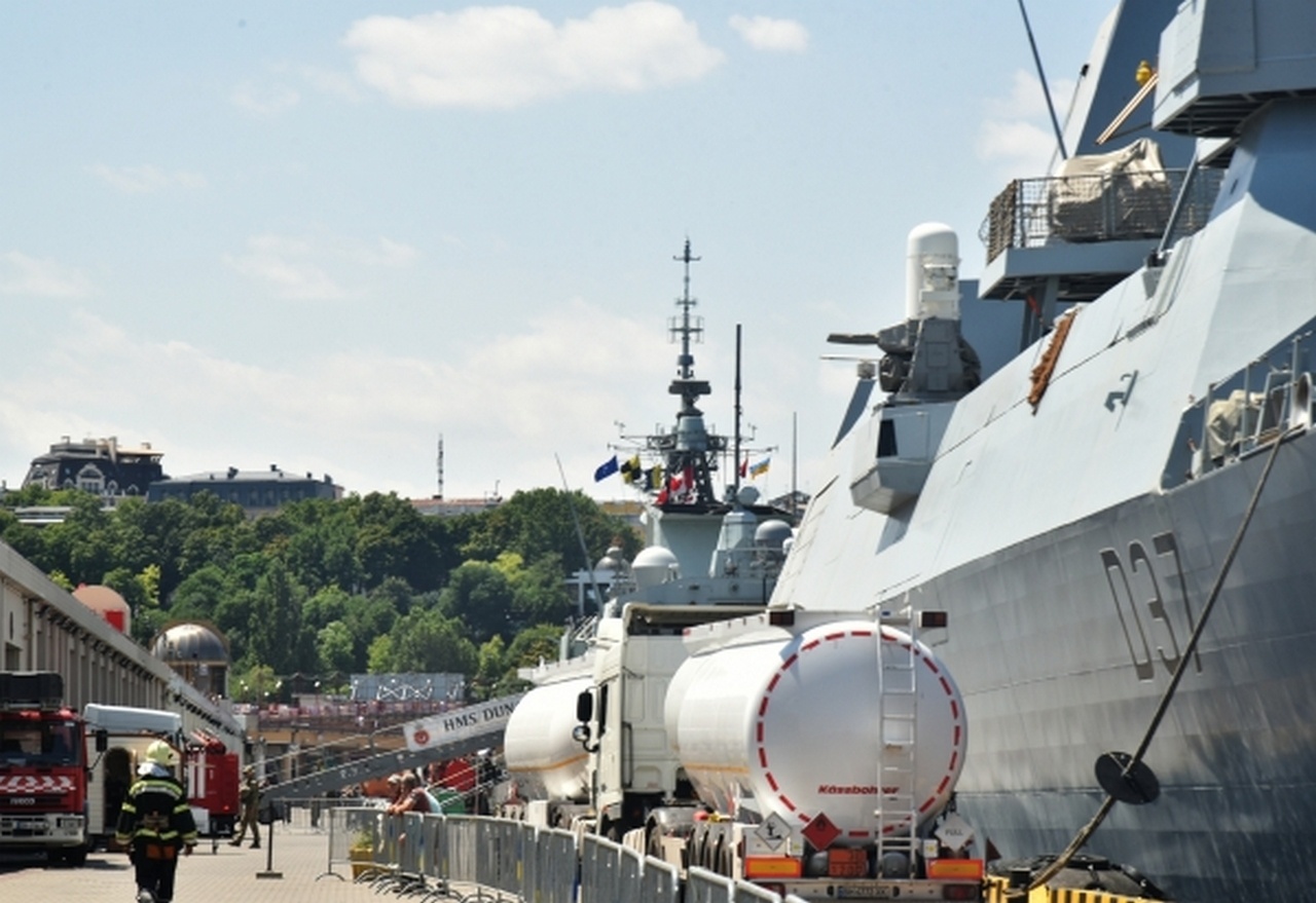 Канадский фрегат «Торонто» (на дальнем плане) и британский эсминец «Дункан» в порту Одессы, 2019 г.