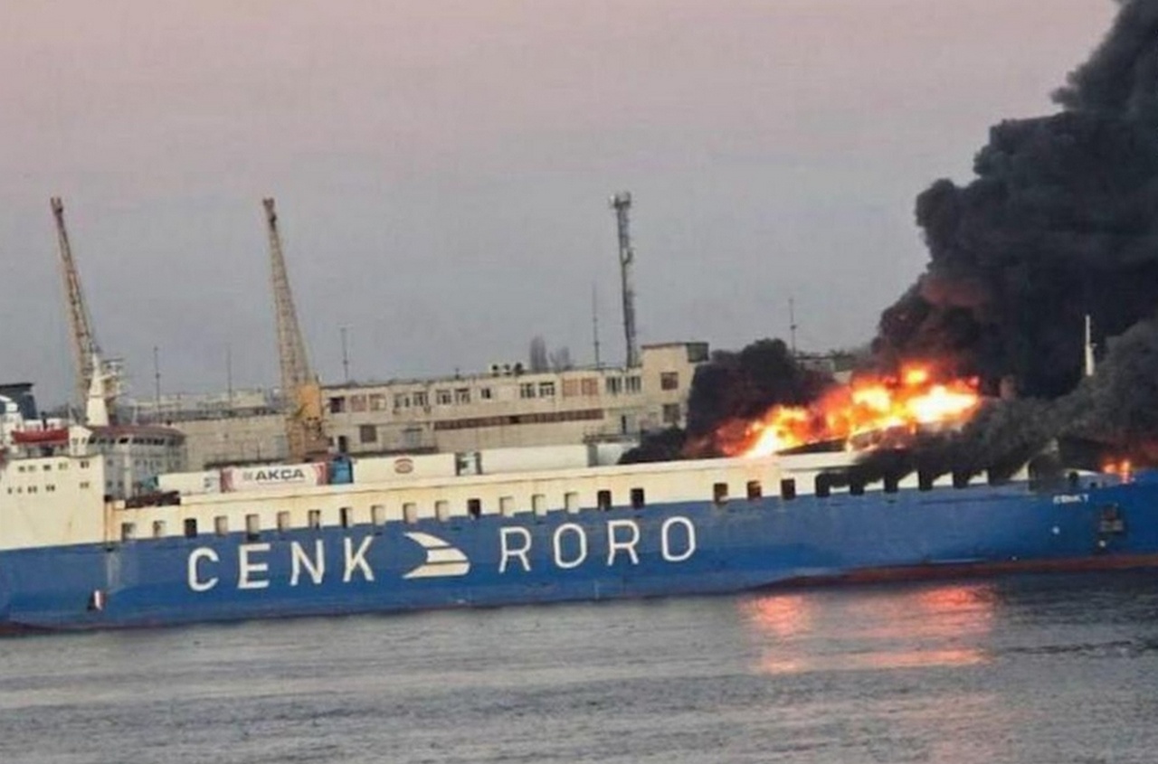 Пожар на турецком судне в порту Черноморск.