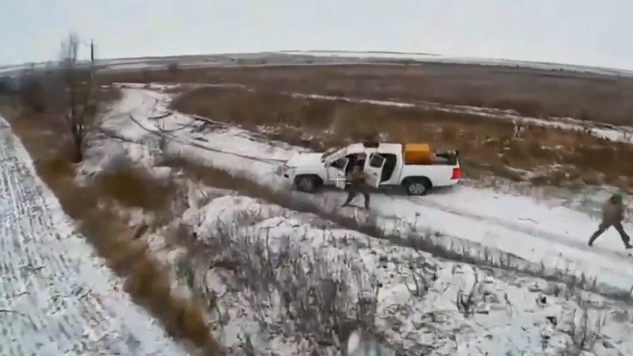 Военнослужащие ВСУ безуспешно пытаются сбить российский БПЛА в районе Гуляйполя.