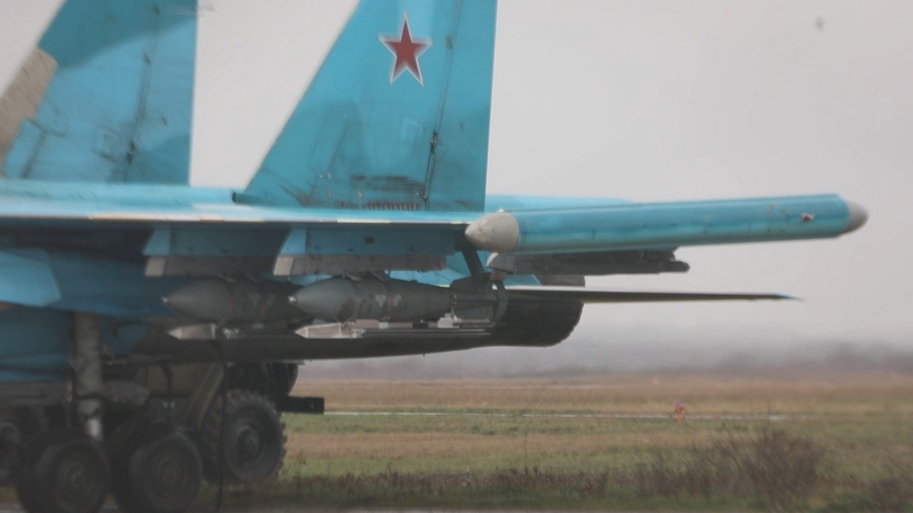 Экипаж истребителя-бомбардировщика Су-34 нанёс удар по скоплению личного состава и бронированной техники ВСУ авиационными бомбами с универсальным модулем планирования и коррекции.