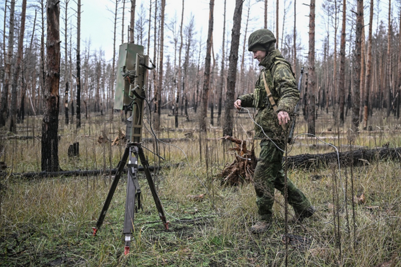 Военнослужащий роты РЭБ 7-й отдельной гвардейской мотострелковой бригады устанавливает оборудование.
