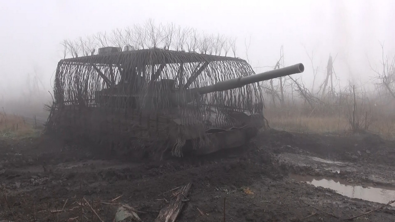 Экипаж танка Т-80БВМ группировки войск «Центр» уничтожил опорный пункт и боевиков ВСУ на Красноармейском направлении.