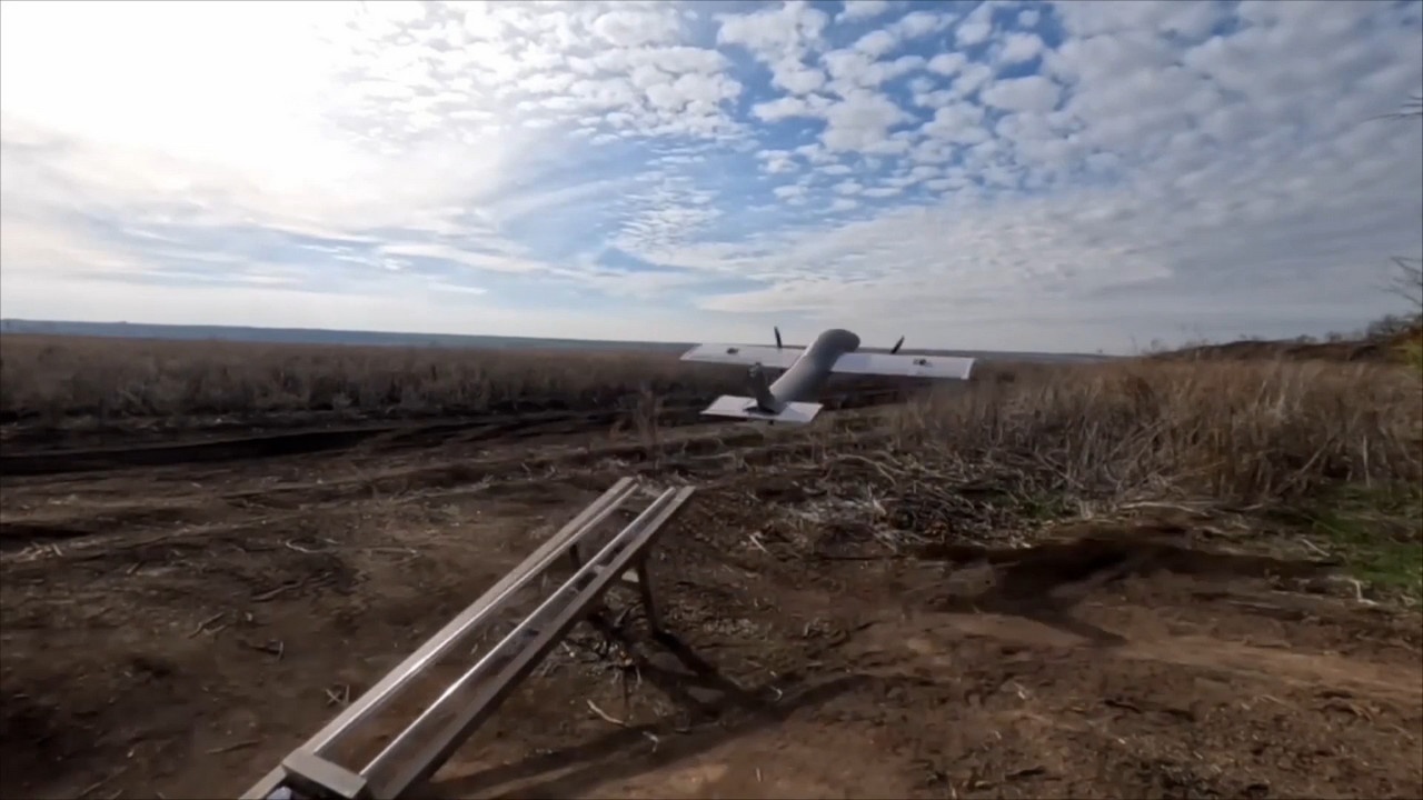 Операторы ударных БПЛА самолётного типа «Молния-2» уничтожили объекты и личный состав ВСУ в Запорожской области.